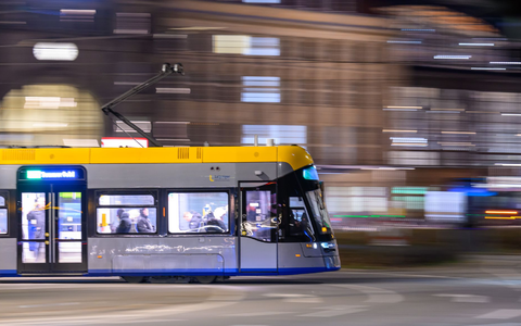 Als einzige Großstadt hat Leipzig das Nahverkehrsangebot seit 2023 um mehr als 10 Prozent ausgebaut. (Archivbild) - Foto: Hendrik Schmidt/dpa