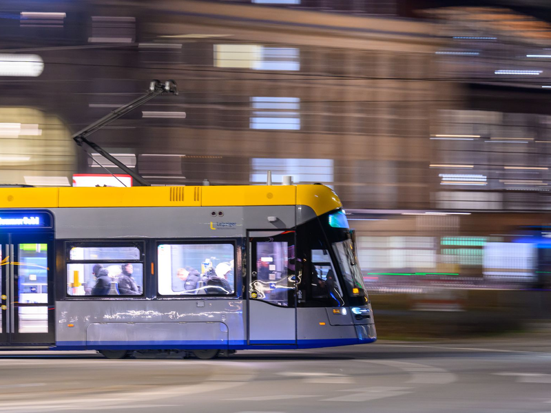 Als einzige Großstadt hat Leipzig das Nahverkehrsangebot seit 2023 um mehr als 10 Prozent ausgebaut. (Archivbild) - Foto: Hendrik Schmidt/dpa
