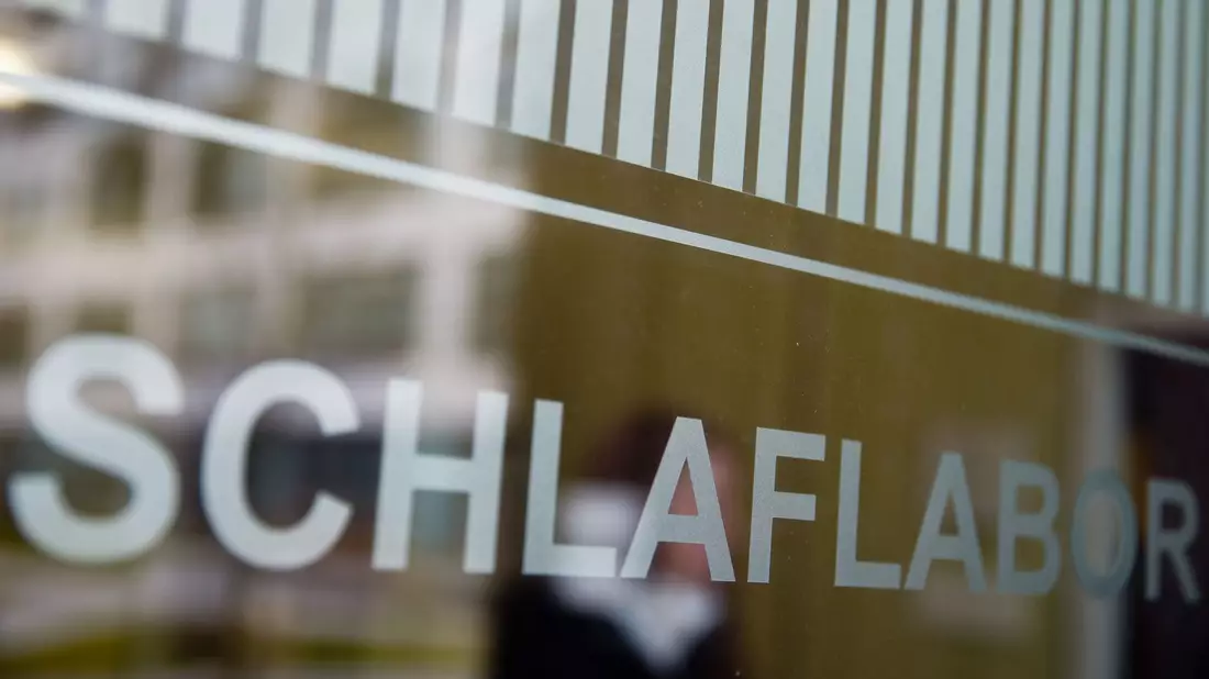 Welchen Effekt die Schlafdauer hat, wird auch in Laboren untersucht. (Archivbild) - Bild: Daniel Karmann/dpa