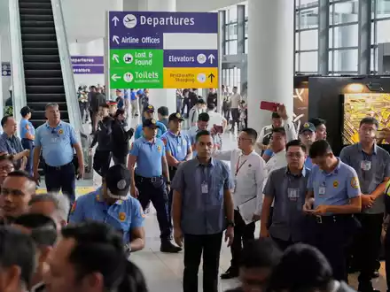 Der ehemalige philippinische Präsident Rodrigo Duterte wird nach Angaben seines Anwalt nach Den Haag geflogen. - Foto: Aaron Favila/AP/dpa