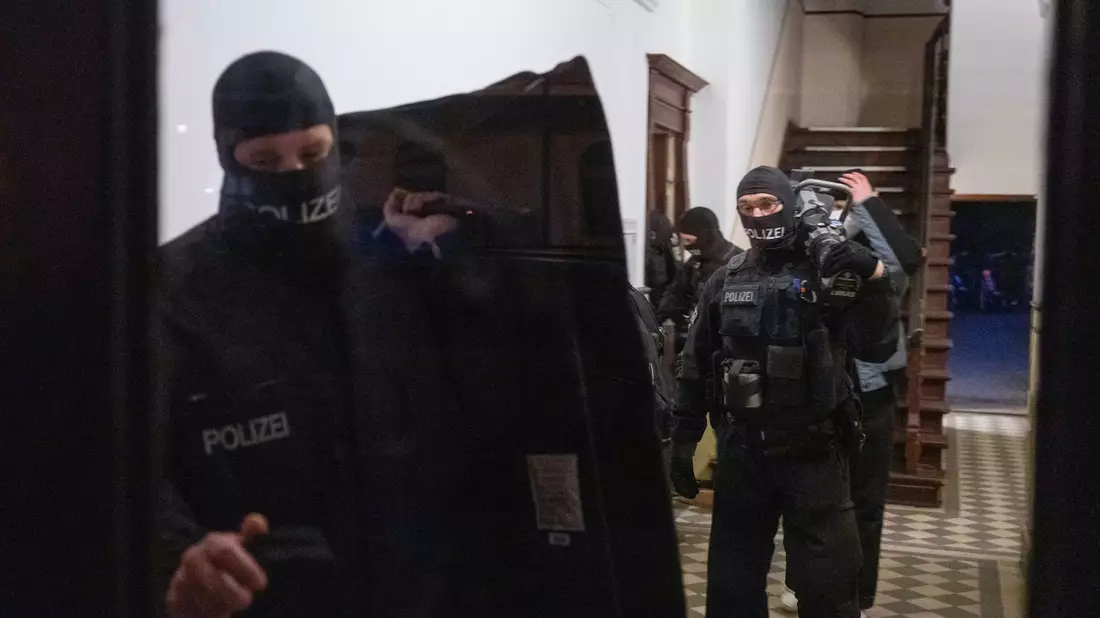 Die Razzien fanden in Nordrhein-Westfalen, Mecklenburg-Vorpommern, Berlin und Brandenburg statt. - Bild: Christophe Gateau/dpa