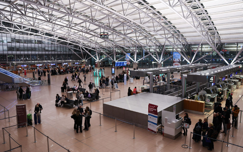 Nach dem Warnstreik lief der Betrieb an den Flughäfen - hier in Hamburg - wieder an. - Foto: Christian Charisius/dpa