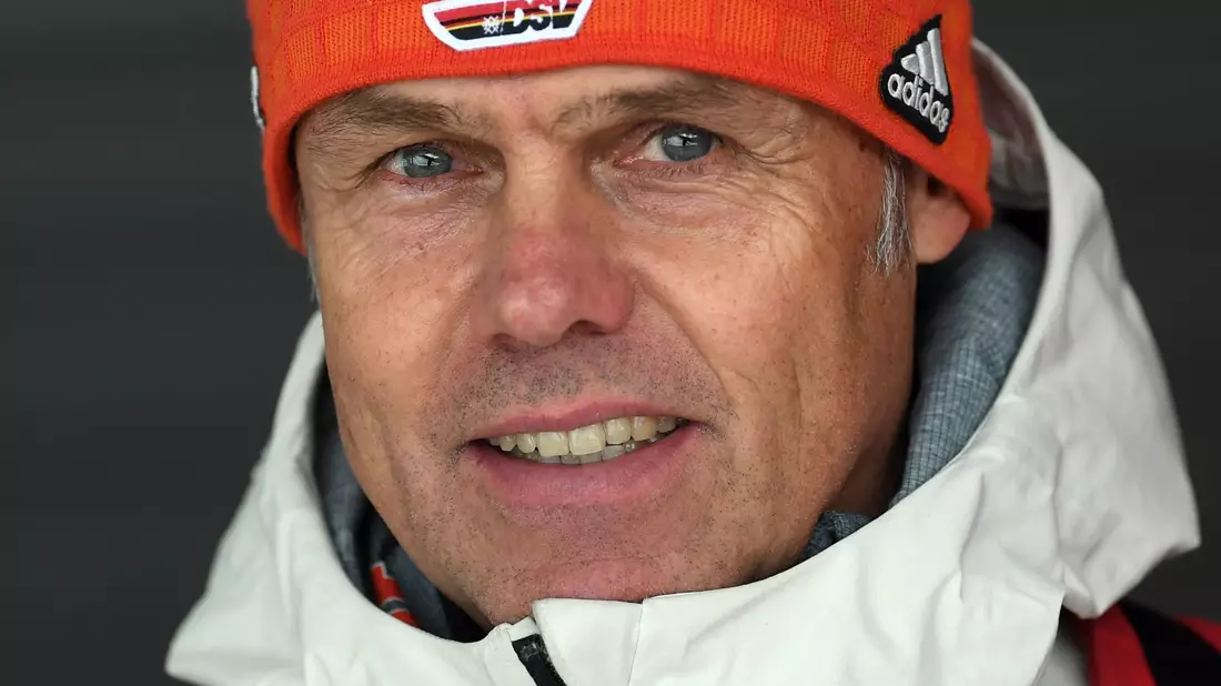 Andreas Bauer von der Fis hat Vorschläge gemacht, wie man die Anzugkontrolle im Skispringen verbessern kann. - Bild: Hendrik Schmidt/dpa-Zentralbild/dpa