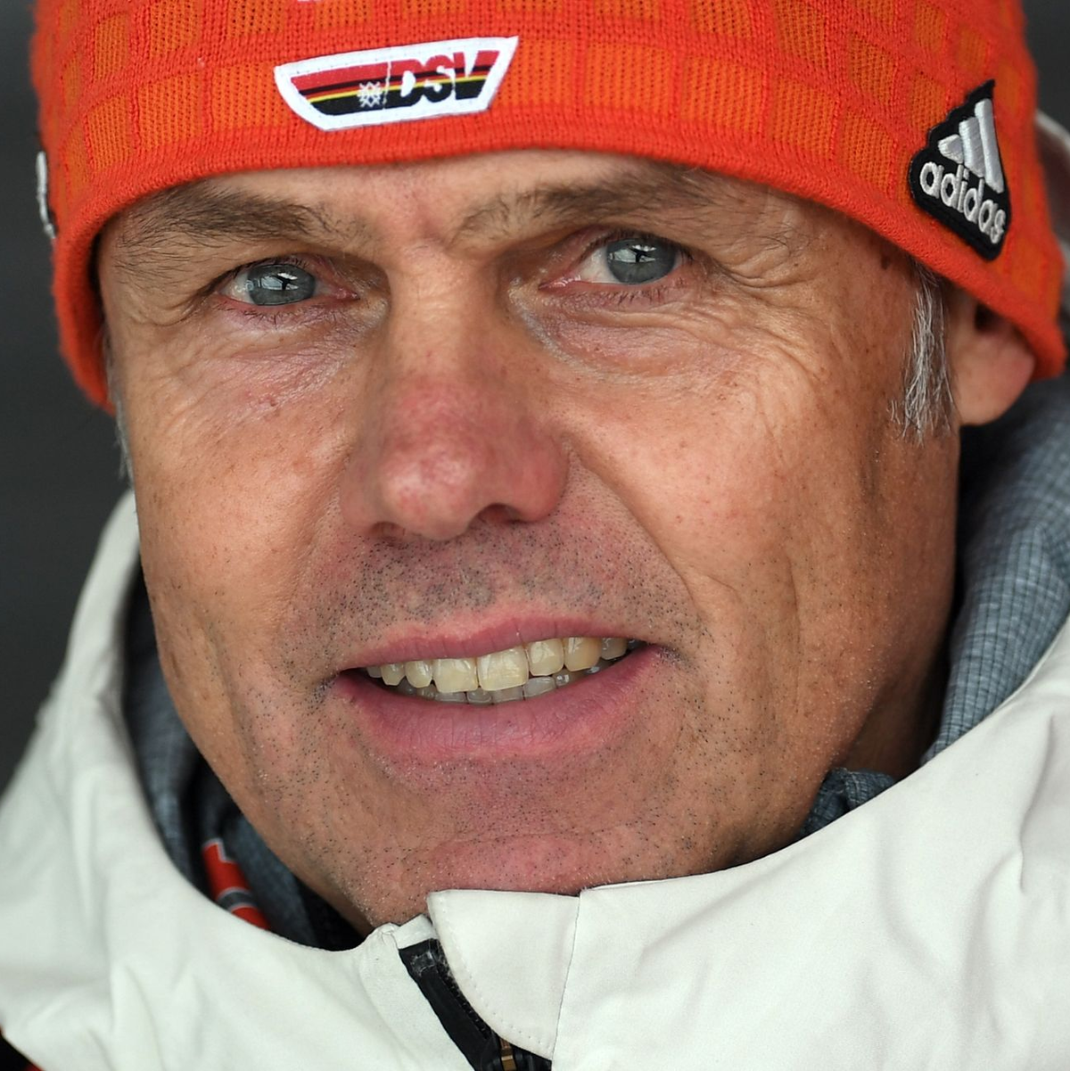 Andreas Bauer von der Fis hat Vorschläge gemacht, wie man die Anzugkontrolle im Skispringen verbessern kann. - Foto: Hendrik Schmidt/dpa-Zentralbild/dpa