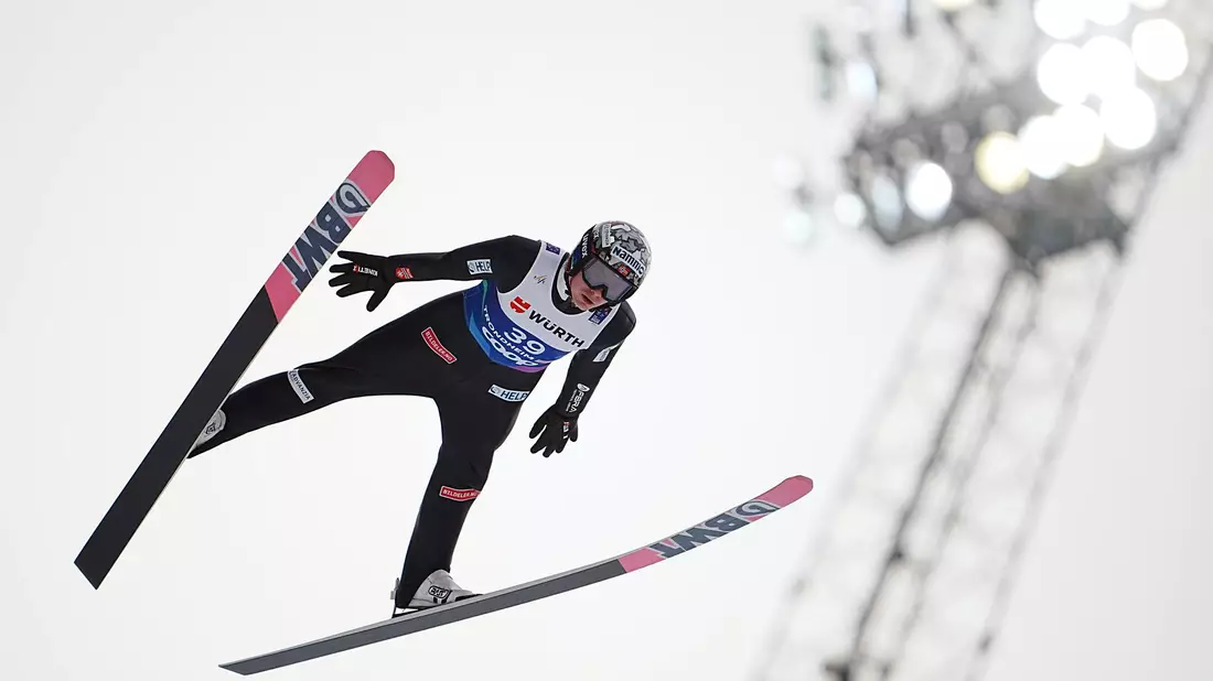Wurde disqualifiziert: Skispringer Marius Lindvik. - Bild: Georg Hochmuth/APA/dpa