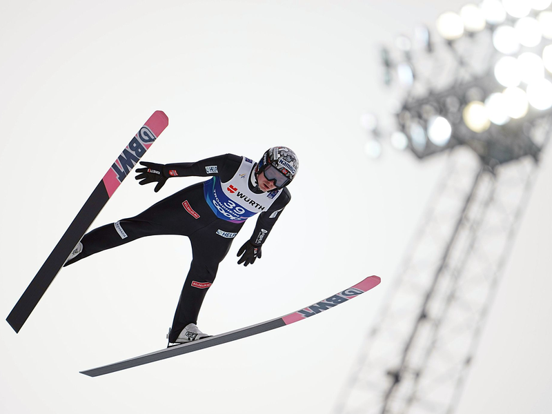 Norwegens Skispringer Marius Lindvik ist für drei Monate gesperrt worden. (Archivbild) - Foto: Georg Hochmuth/APA/dpa
