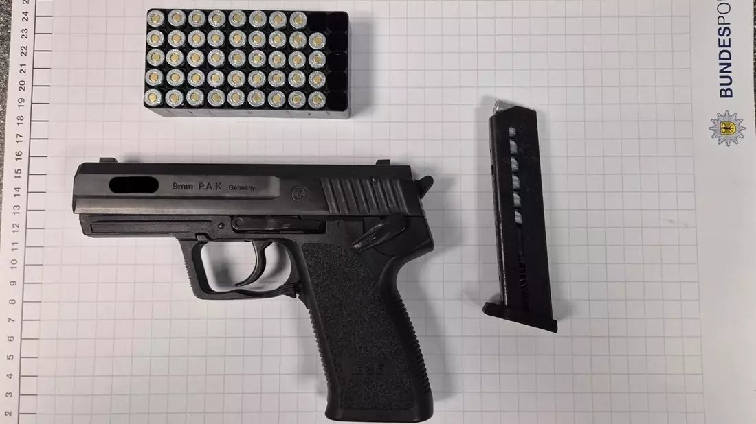 BPOL NRW: Bundespolizei stellt Schreckschusswaffe eines 16-Jährigen sicher - Bild: presseportal.de