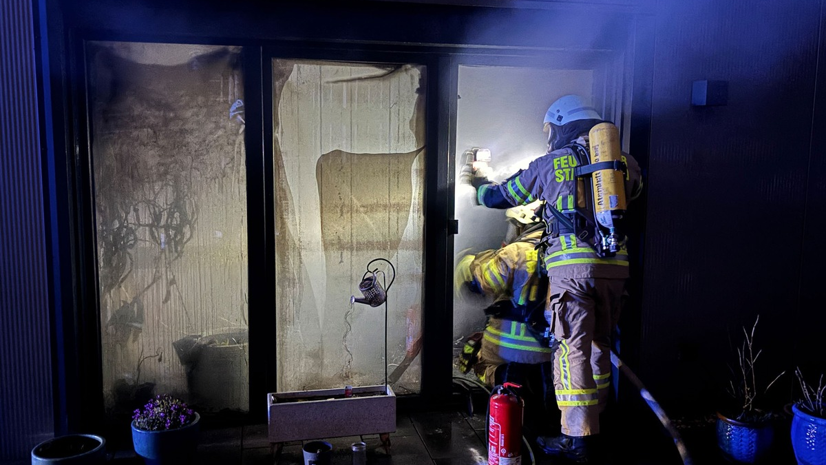 Feuerwehr Goch: Zimmerbrand in Werkstatthalle: Eine Person kam ins Krankenhaus - Foto: presseportal.de