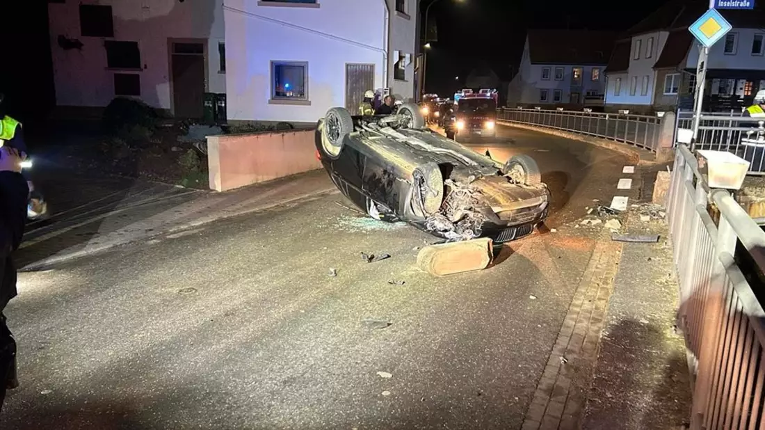 POL-PDKL: Verkehrsunfall: Fahrzeug überschlägt sich und beschädigt Brücke - Bild: presseportal.de