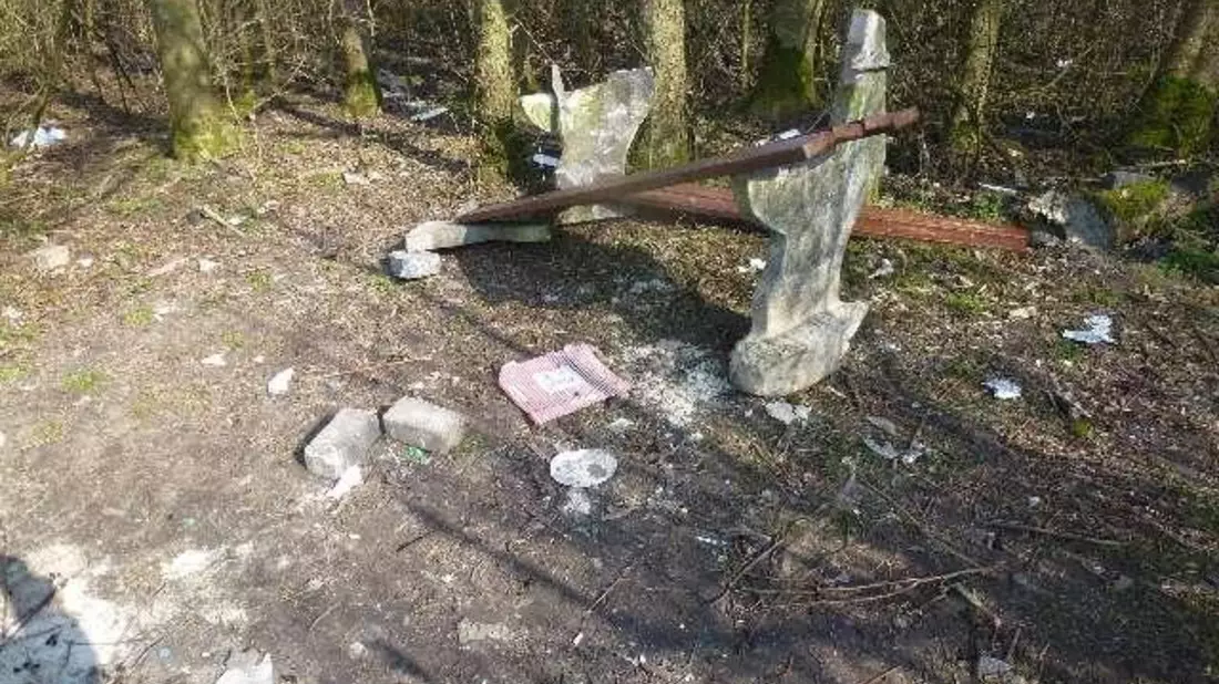 POL-WHV: Vandalismus in Wilhelmshaven: Sitzbänke zerstört und Umgebung verschmutzt - Bild: presseportal.de