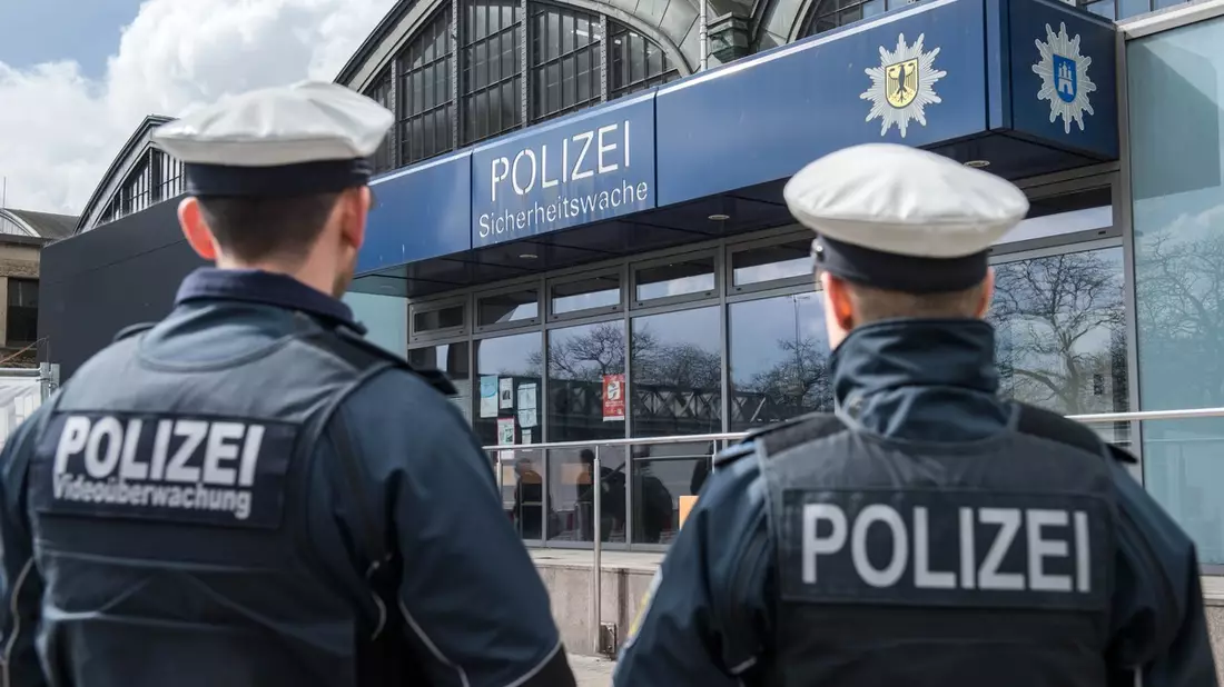 BPOL-HH: Gleisläufer im Hamburger Hauptbahnhof - ICE kann nicht einfahren-Bundespolizei warnt vor Lebensgefahren bei unerlaubten Gleisaufenthalten im Hamburger Bahnbereich- - Bild: presseportal.de