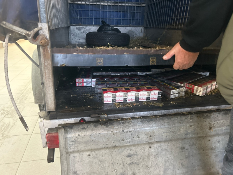 HZA-LA: Zigarettenschmuggel verhindert Landshuter Zöllner spüren doppelten Boden auf - Foto: presseportal.de