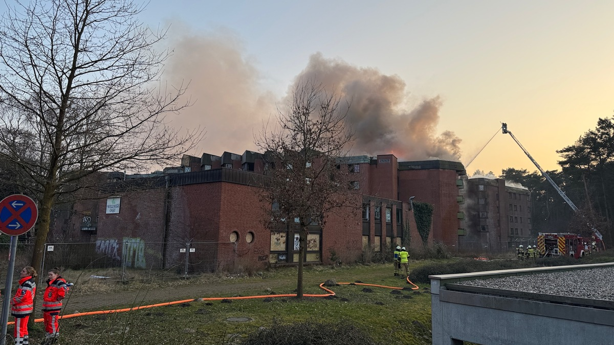 FW-SE: Großfeuer in einem ehemaligen Hotel in Bad Bramstedt - Foto: presseportal.de