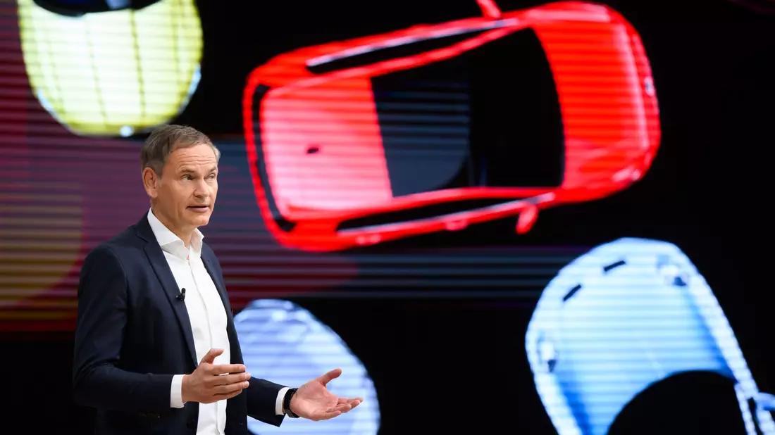 Wegen des stockenden Hochlaufs der Elektromobilität will Konzernchef Oliver Blume konzernweit die Elektro-Strategie überprüfen.  - Bild: Julian Stratenschulte/dpa