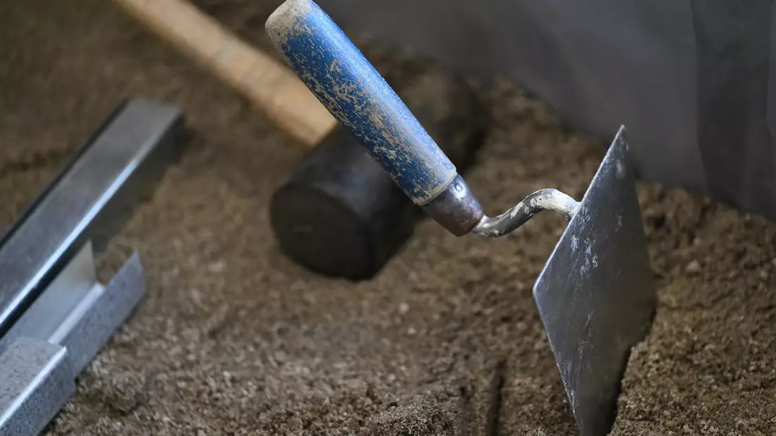 Die geplanten Milliardeninvestitionen des Staates in Infrastruktur wie Straßen und Schienen sowie in Verteidigung sollten im nächsten Jahr die Wirtschaft ankurbeln. (Symbolbild) - Bild: Arne Dedert/dpa