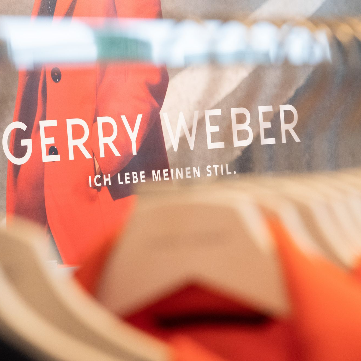 Gerry-Weber-Mode an einem Kleiderbügel - die Modemarke wird es auch künftig geben, die Gerry-Weber-Shops hingegen nicht mehr. - Foto: Friso Gentsch/dpa