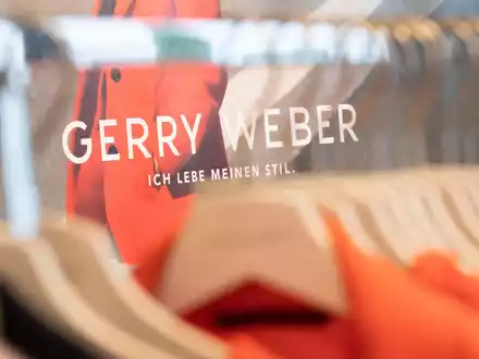 Gerry-Weber-Mode an einem Kleiderbügel - die Modemarke wird es auch künftig geben, die Gerry-Weber-Shops hingegen nicht mehr. - Foto: Friso Gentsch/dpa