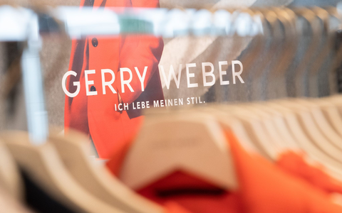 Gerry-Weber-Mode an einem Kleiderbügel - die Modemarke wird es auch künftig geben, die Gerry-Weber-Shops hingegen nicht mehr. - Foto: Friso Gentsch/dpa