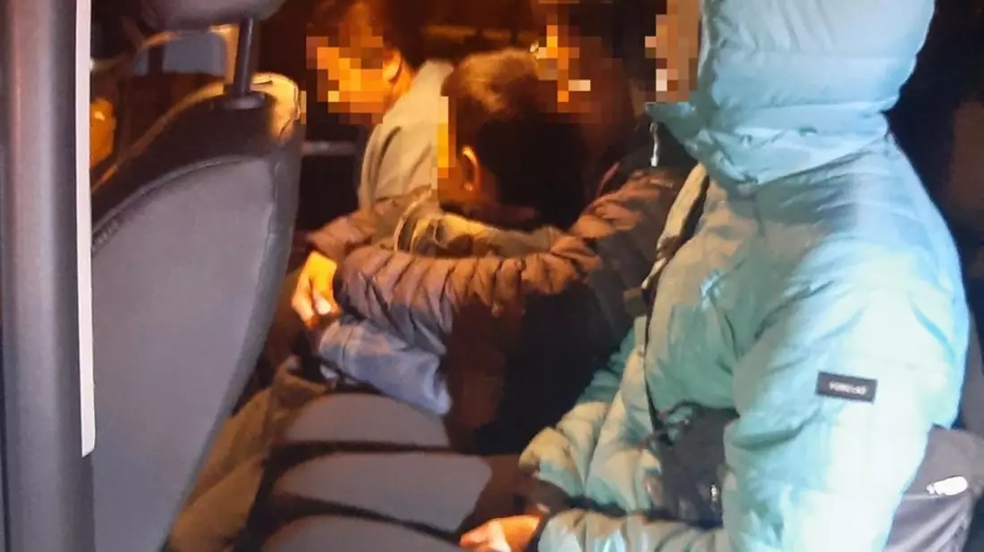 Bundespolizeidirektion München: Mutmaßlicher Schleuser in Untersuchungshaft/ Bundespolizei stoppt überbesetzten Transporter - Bild: presseportal.de