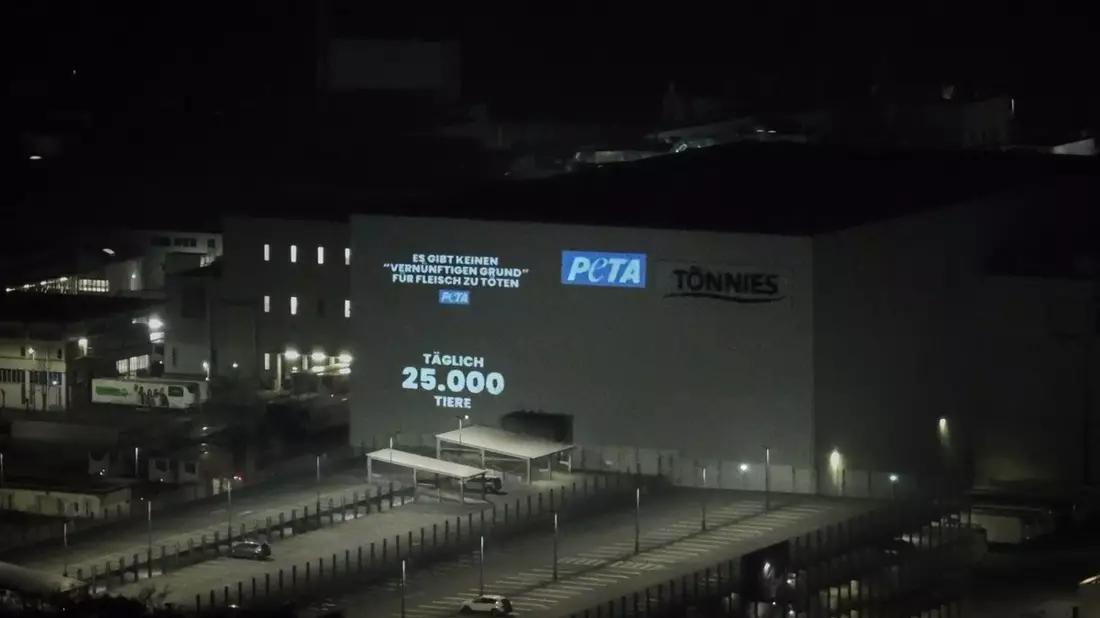 Kein Recht auf Mord: PETA zeigt drei der größten deutschen Schlachtbetriebe an / PETA: Tötung von Tieren zu Nahrungszwecken ist gesetzeswidrig - Bild: presseportal.de