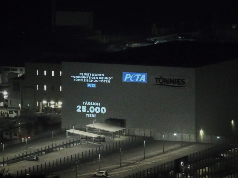 Kein Recht auf Mord: PETA zeigt drei der größten deutschen Schlachtbetriebe an / PETA: Tötung von Tieren zu Nahrungszwecken ist gesetzeswidrig - Foto: presseportal.de