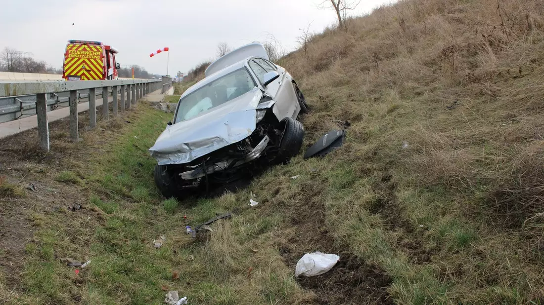 API-TH: BMW durchbricht die Leitschutzplanke - Bild: presseportal.de