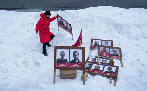 Regierungschef Múte B. Egede bei der Stimmabgabe. - Foto: Evgeniy Maloletka/AP/dpa