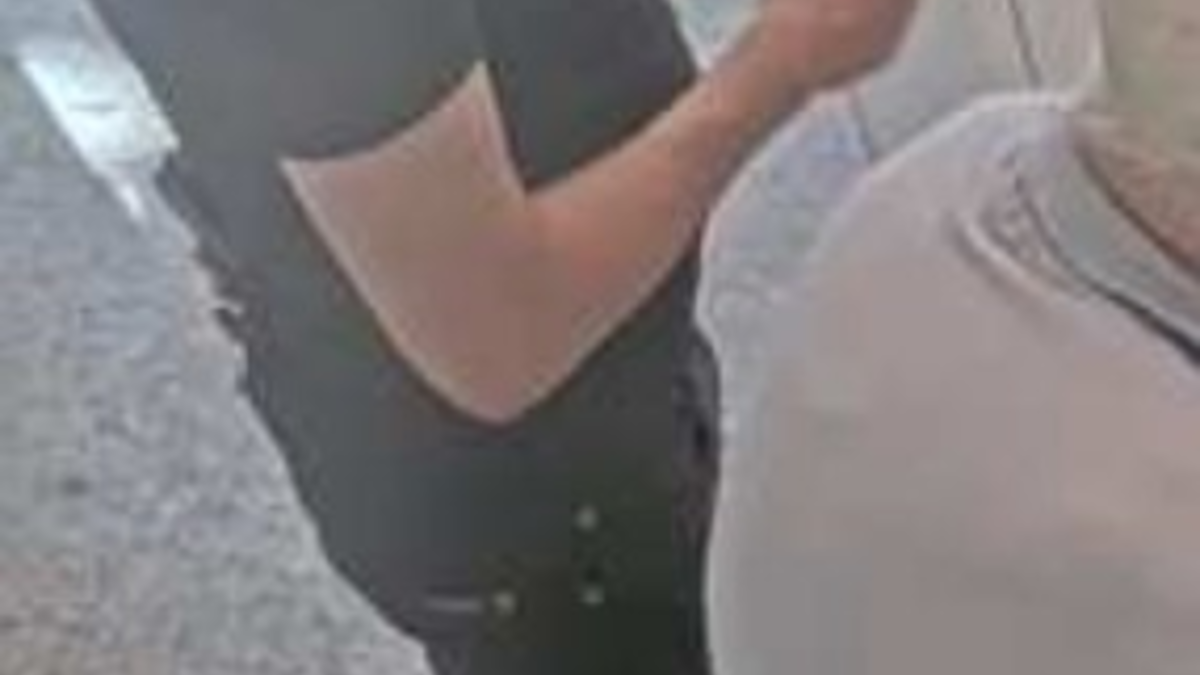 POL-H: Öffentlichkeitsfahndung: Täter nach Diebstahl und Computerbetrug in Hannover gesucht - Foto: presseportal.de