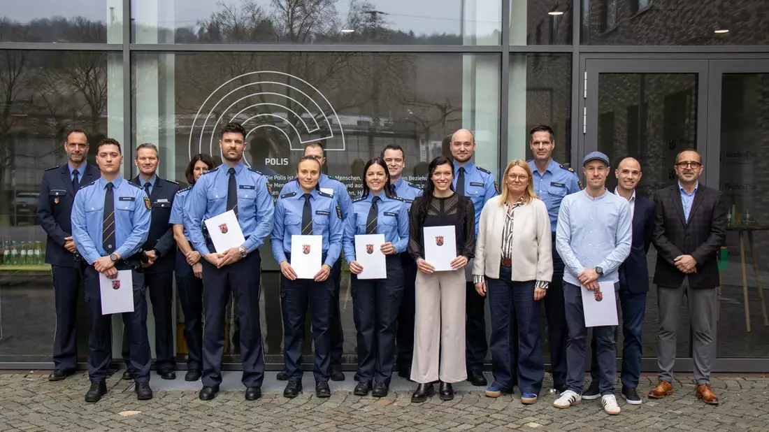 POL-PPTR: Anja Rakowski zeichnet Polizeibeamtinnen und -beamte aus - Bild: presseportal.de