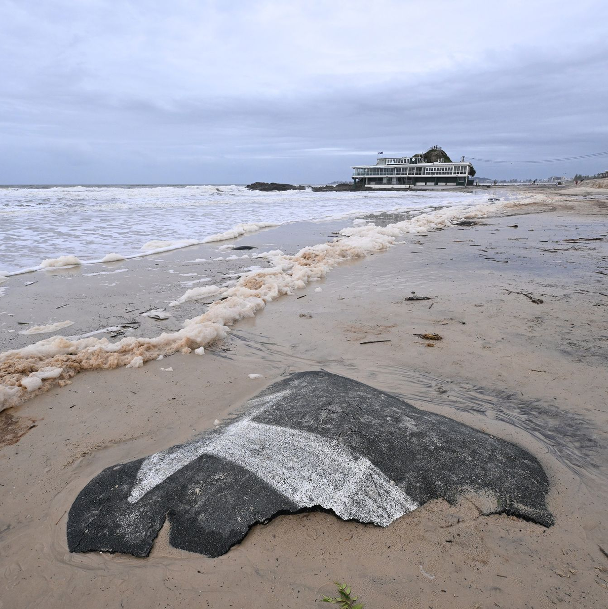 «Alfred» hat hunderte Kilometer Strand erodiert. - Foto: Dave Hunt/AAP/dpa