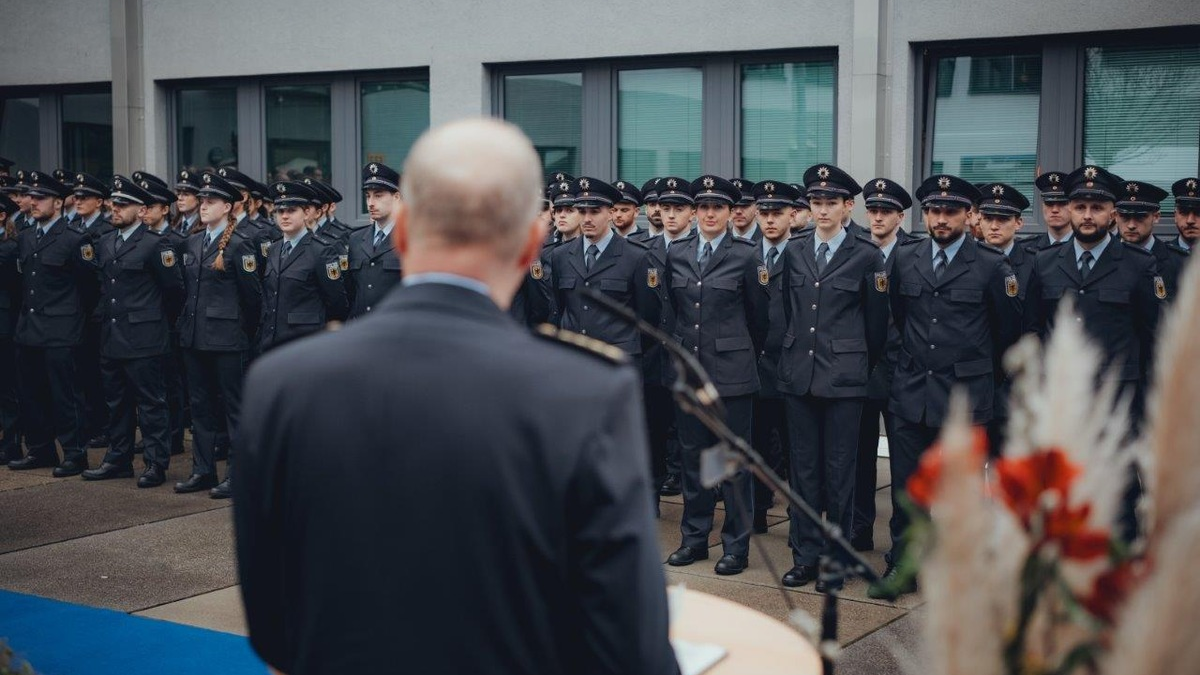 BPOLD FRA: Feierliche Vereidigung: 115 neue Bundespolizisten am Flughafen Frankfurt am Main - Foto: presseportal.de
