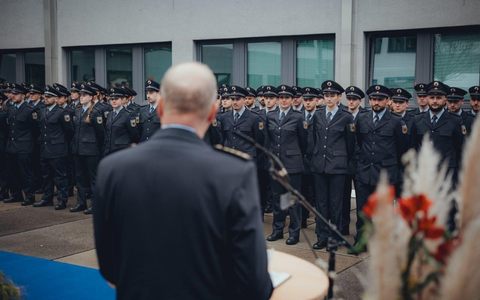 BPOLD FRA: Feierliche Vereidigung: 115 neue Bundespolizisten am Flughafen Frankfurt am Main - Foto: presseportal.de BPOLD FRA: Feierliche Vereidigung: 115 neue Bundespolizisten am Flughafen Frankfurt am Main - Foto: presseportal.de