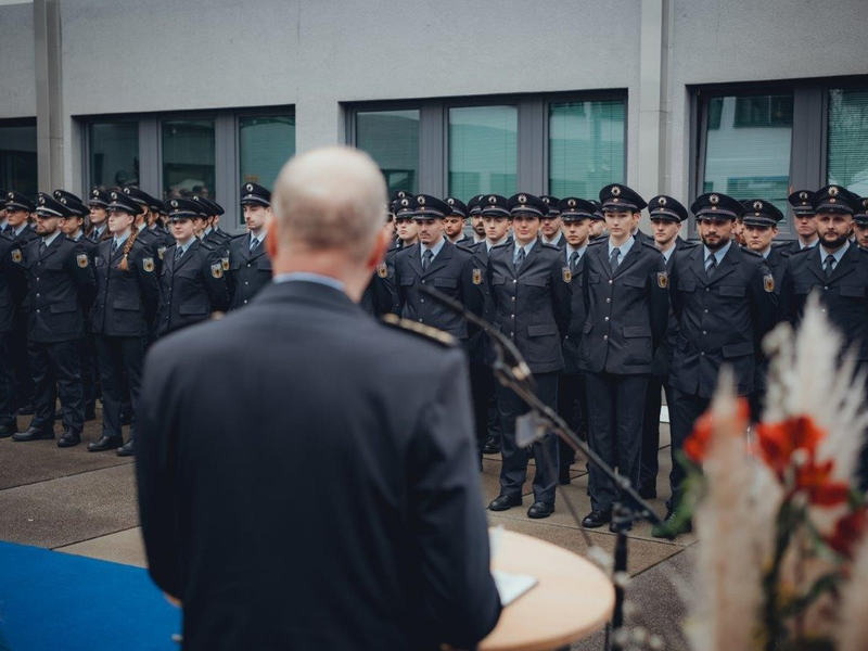 BPOLD FRA: Feierliche Vereidigung: 115 neue Bundespolizisten am Flughafen Frankfurt am Main - Foto: presseportal.de