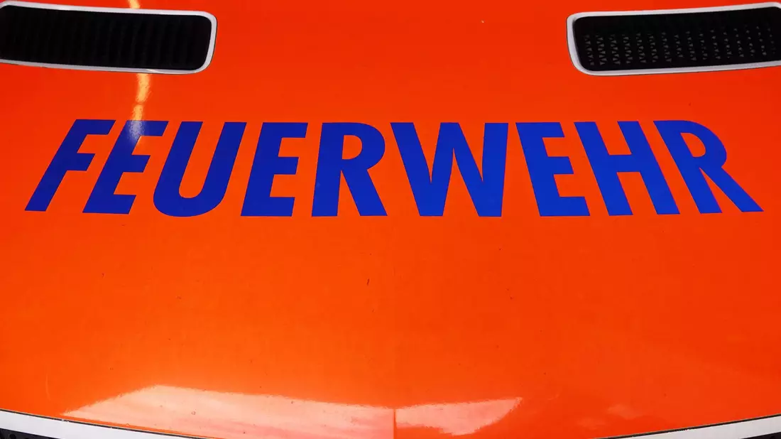 Feuerwehr, Polizei und Rettungsdienste sind mit vielen Kräften im Einsatz. (Symbolbild) - Bild: Julian Weber/dpa