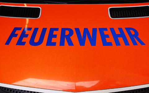  Feuerwehr, Polizei und Rettungsdienste sind mit vielen Kräften im Einsatz. (Symbolbild) - Foto: Julian Weber/dpa