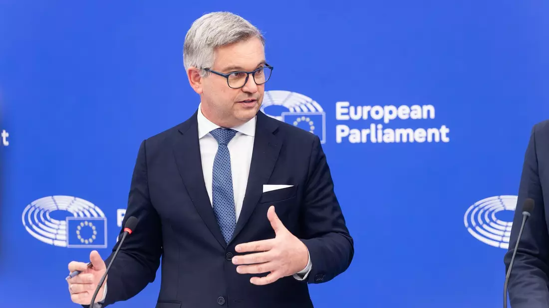 Will den Mitgliedsländern Vorschläge für Sanktionen gegen extremistischen Minister und gegen gewalttätige Siedler unterbreiten: EU-Kommissionspräsidentin Ursula von der Leyen. - Bild: Philipp von Ditfurth/dpa