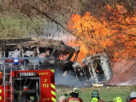 Bei dem Zusammenstoß zwischen einem Tanklaster und einer Stadtbahn sind mehrere Menschen verletzt worden.  - Foto: Rene Priebe/dpa