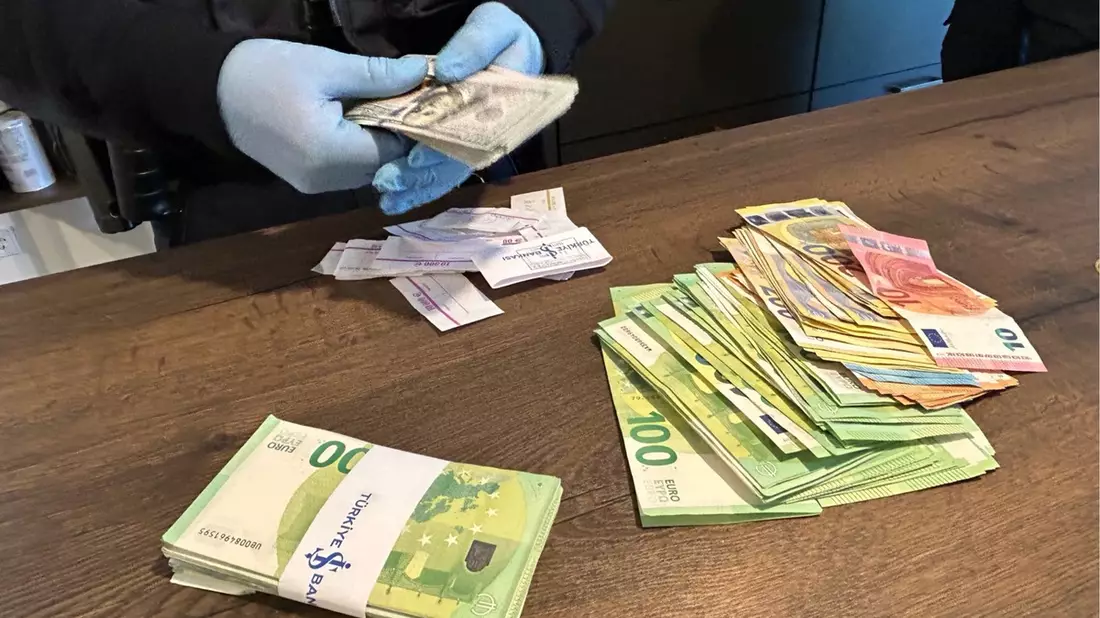 HZA-UL: Zoll-Großrazzia bei Bauunternehmen: Wohnungen durchsucht / Vermögenswerte beschlagnahmt / Haftbefehle beantragt - Bild: presseportal.de