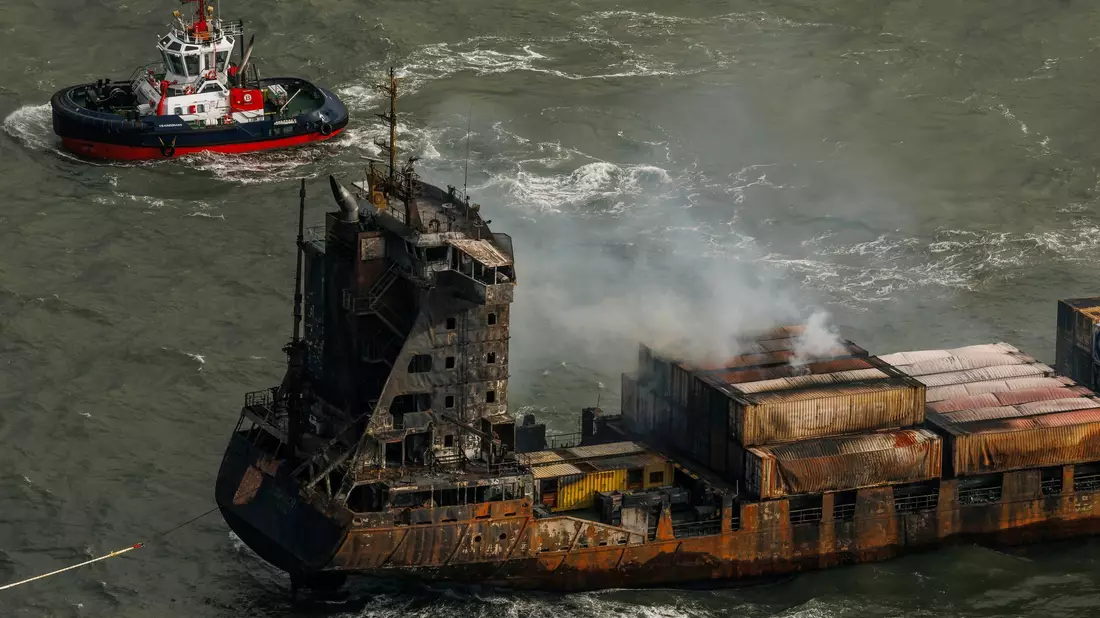Das Frachtschiff «Solong» wurde bei dem Unglück stark beschädigt. - Bild: Dan Kitwood/getty pool/AP/dpa