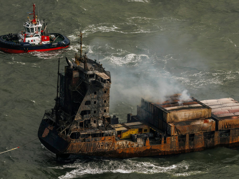 Das Frachtschiff «Solong» wurde bei dem Unglück stark beschädigt. - Foto: Dan Kitwood/getty pool/AP/dpa