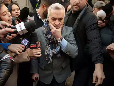 Rumäniens Verfassungsgericht hat eine erneute Kandidatur des rechtsextremen Kremlfreunds Calin Georgescu für das Amt des Staatspräsidenten verboten. - Foto: Vadim Ghirda/AP/dpa
