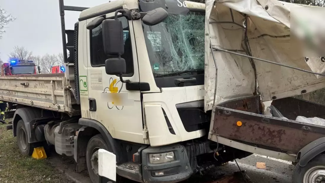 FW Ense: Arbeitsreicher Tag für die Feuerwehr Ense am Dienstag / Einsatzkräfte werden bei Großbrand und Verkehrsunfall gefordert - Bild: presseportal.de