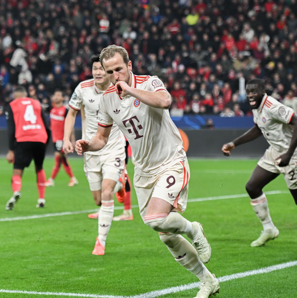 Xabi Alonso (l) fand diesmal kein Mittel gegen seinen Ex-Club und dessen Coach Vincent Kompany (r) - Foto: Fabian Strauch/dpa