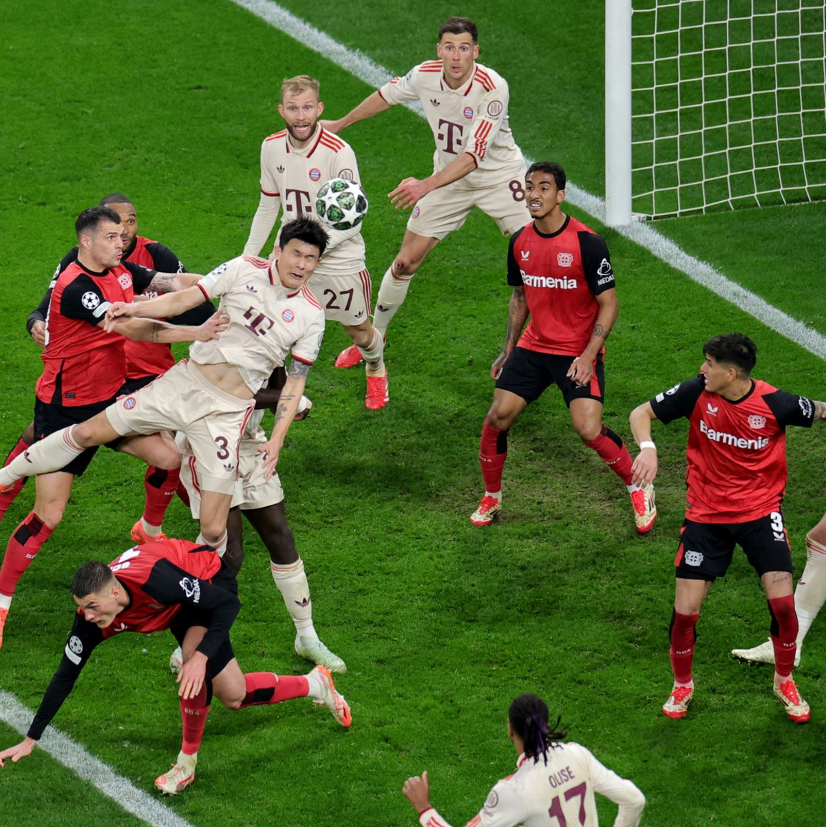 Bayer-Angriff abgewehrt: Der FC Bayern steht im Champions-League-Viertelfinale - Foto: Rolf Vennenbernd/dpa
