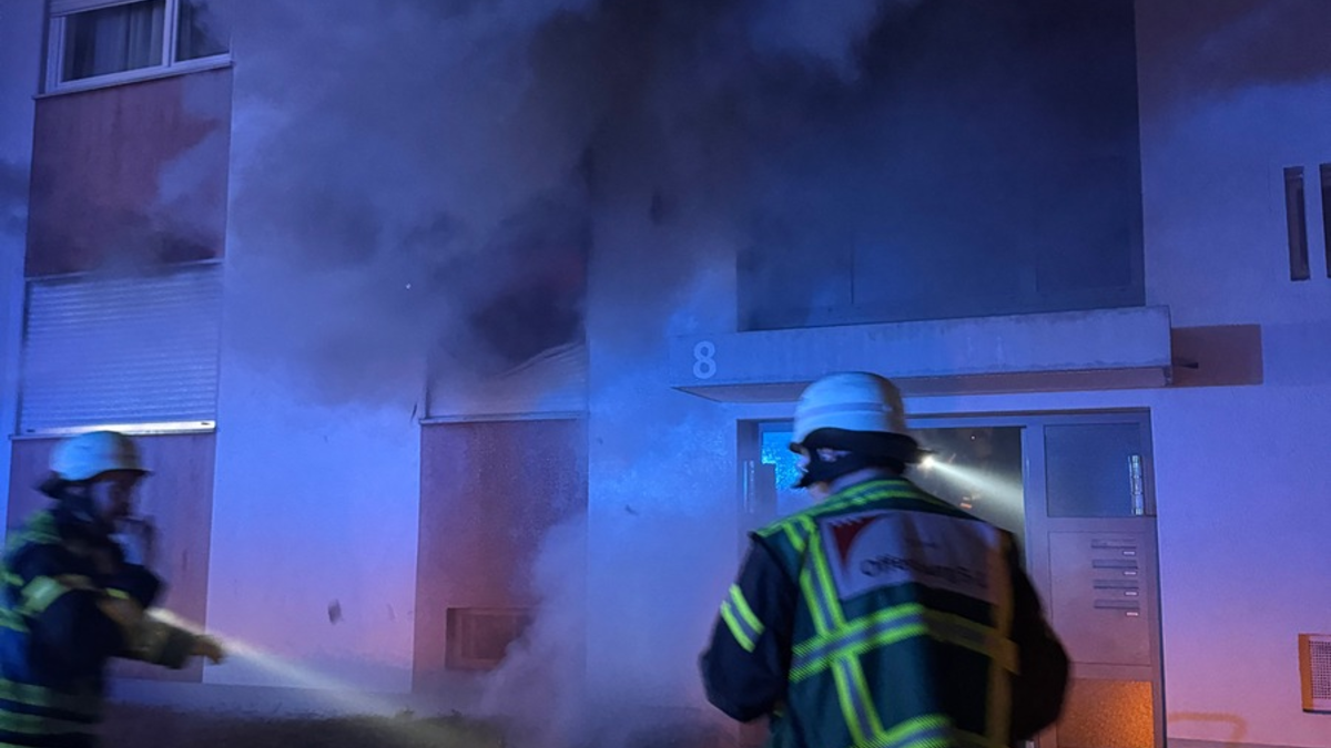 FW-OG: Wohnungsbrand in Mehrfamilienhaus. Bewohner kam ins Krankenhaus - Foto: presseportal.de