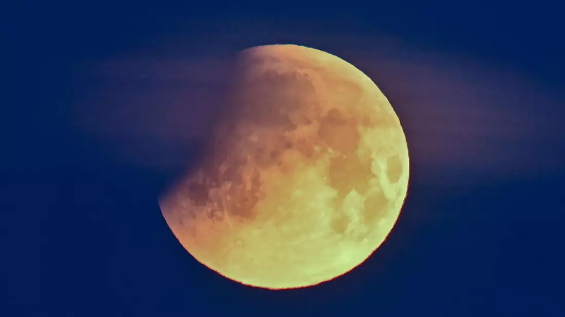 Bei einer Mondfinsternis leuchtet der Mond rötlich. (Archivbild) - Bild: Patrick Pleul/dpa