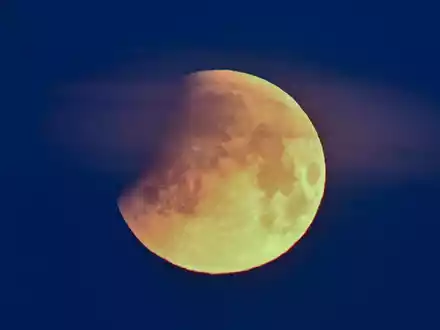 Durch den Erdschatten verdunkelt sich der Mond. (Archivbild) - Foto: Patrick Pleul/dpa
