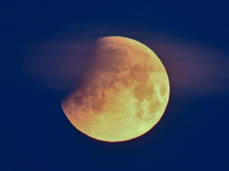 Durch den Erdschatten verdunkelt sich der Mond. (Archivbild) - Foto: Patrick Pleul/dpa