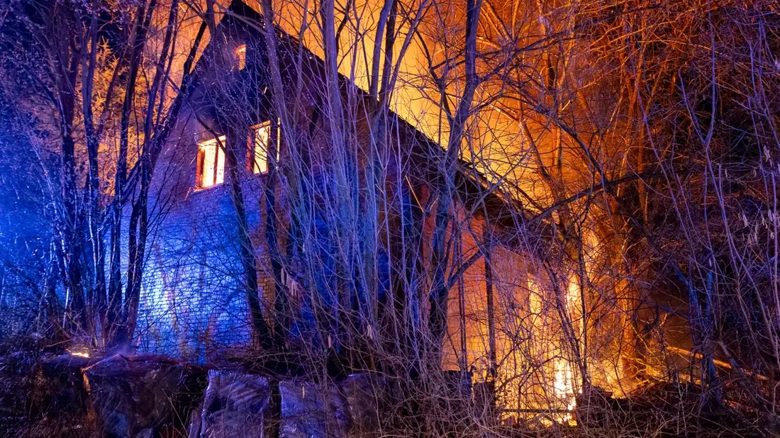 FW Porta Westfalica: 11.03.2025 - Möllbergen: Erneuter Großbrand am Uffelner Weg - Bild: presseportal.de