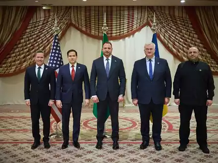 Der Chef der ukrainischen Präsidialverwaltung Jermak (Mitte) hat sich in diesem Jahr schon mit US-Außenminister Rubio zu Gesprächen über einen Frieden in der Ukraine getroffen. (Archivbild)  - Foto: -/Ukrainian Presidential Press Office/AP/dpa